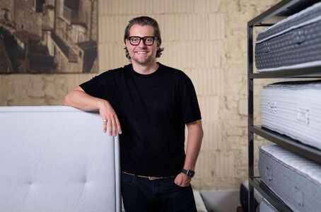 CzechCrunch: Jedenáct let strávil v Applu, dnes Čechům prodává vyhlášené matrace z Itálie. Mají je i v Grandhotelu Pupp.